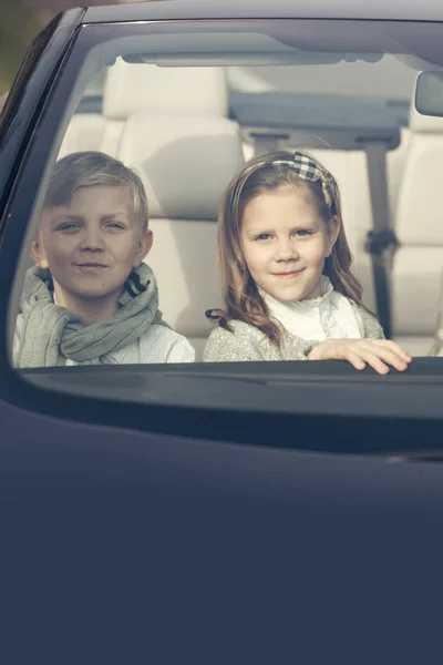 Crianças felizes amigos no carro — Fotografia de Stock