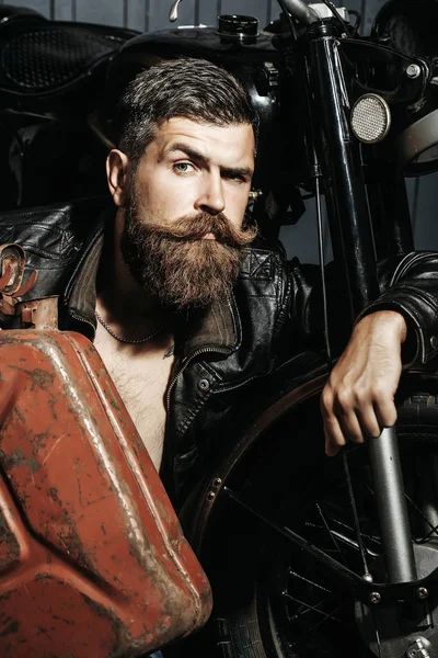 Bebaarde man hipster biker — Stockfoto