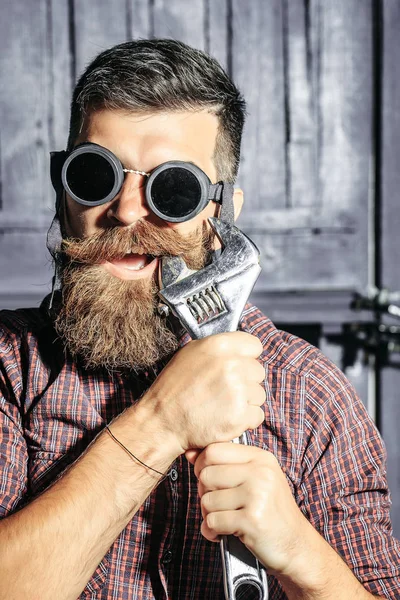 Homem barbudo hipster tira dente — Fotografia de Stock