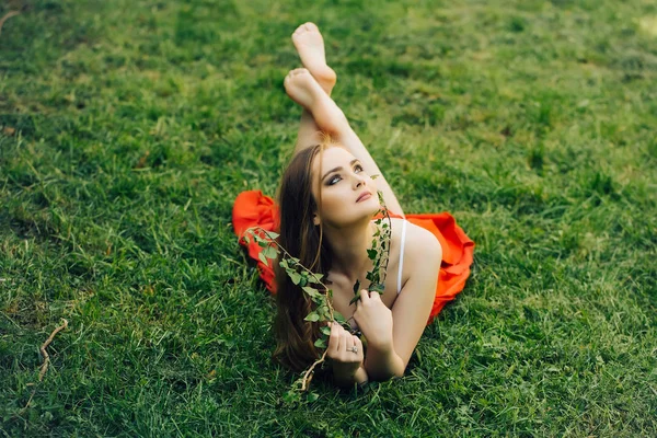 Menina bonita na grama verde — Fotografia de Stock