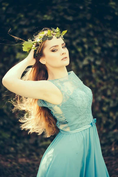 Menina bonita em vestido azul — Fotografia de Stock