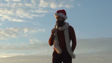 Güzel santa bulutlar arka plan üzerinde şampanya içmek