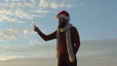 Ağır çekim: şampanya dökme ve partiden sonra alkol Santa