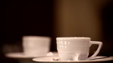 İki bardak çay kaşığı koymak