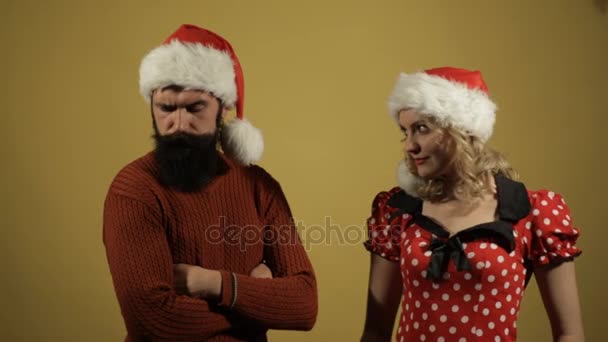 Santa flicka upplyftande man, ger honom en julklapp — Stockvideo