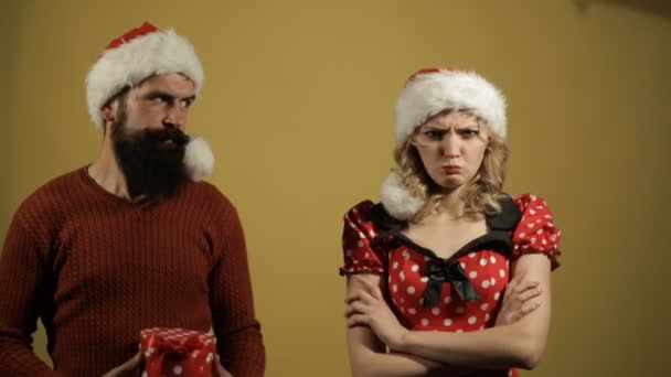 Молодая пара на Новый год с рождественским подарком — стоковое видео
