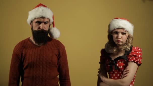 Boy is het geven van een kerstcadeau voor een meisje — Stockvideo