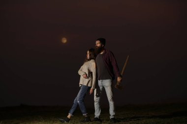 alacakaranlık kucaklayan Çift