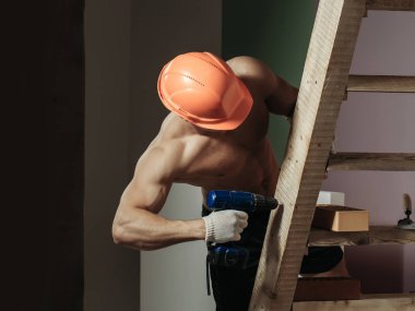 merdiven üzerinde seksi kaslı adam Oluşturucu