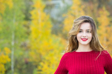 Kırmızı dudaklar ile seksi güzel kız