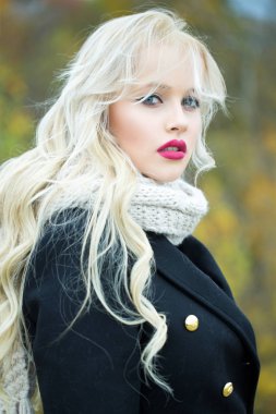 Kırmızı dudaklar ile seksi güzel kız