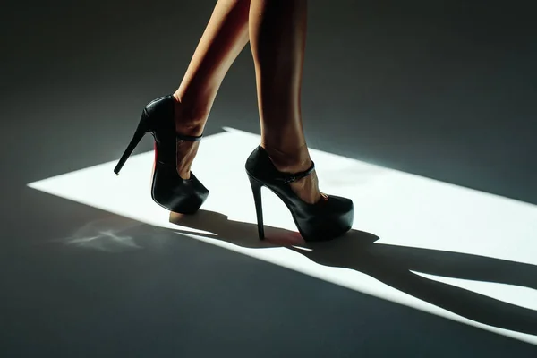 Feminino sexy pernas em sapatos — Fotografia de Stock
