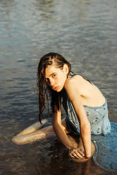 Chica bonita en el agua — Foto de Stock