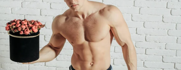 Sexy muskulöser Mann mit Rosen — Stockfoto