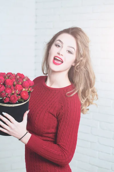 Σέξι κορίτσι με κόκκινα τριαντάφυλλα — Φωτογραφία Αρχείου