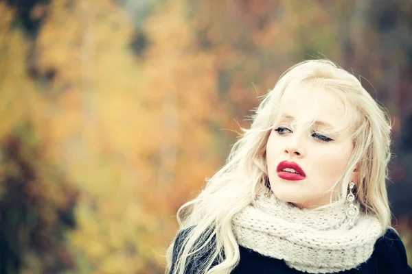 Sexy chica bonita con labios rojos — Foto de Stock
