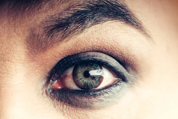 緑ストライプ レンズと男性の目 — ストック写真