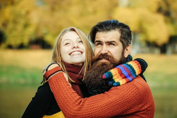 Jovem casal no parque de outono — Fotografia de Stock