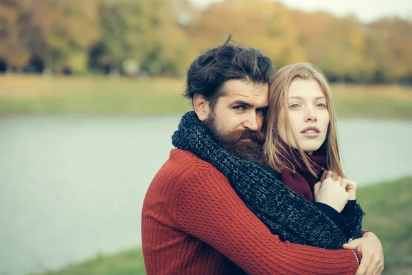 Giovane coppia nel parco autunnale — Foto Stock