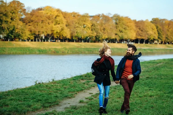 가을 공원의 젊은 부부 — 스톡 사진