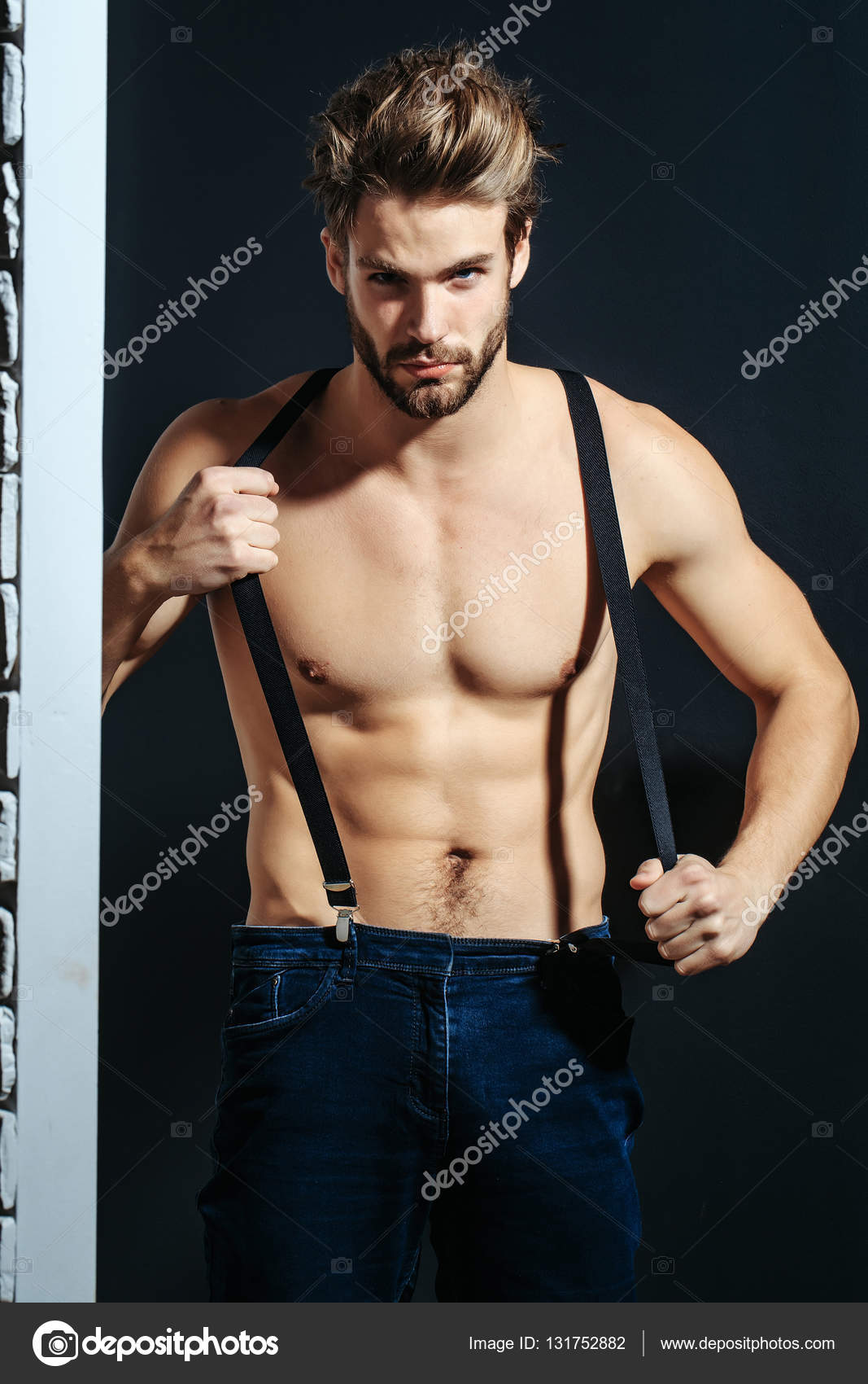 セクシーな筋肉のひげを生やした男 ストック写真 C Tverdohlib Com