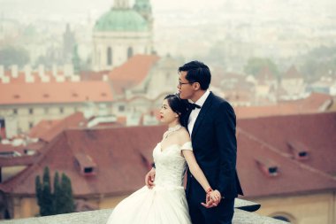 Gelin ve damat çatı üzerinde