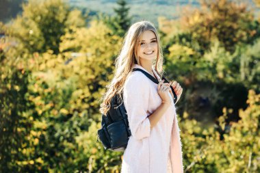 Güzel kız gülümsüyor açık havada