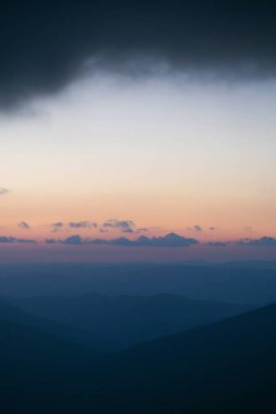 Gün batımı ile güzel dağ zirveleri