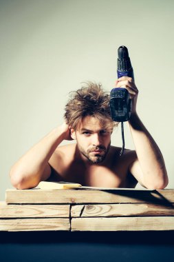 Seksi kaslı erkek yapıcı.