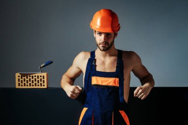 Seksi kaslı erkek yapıcı.