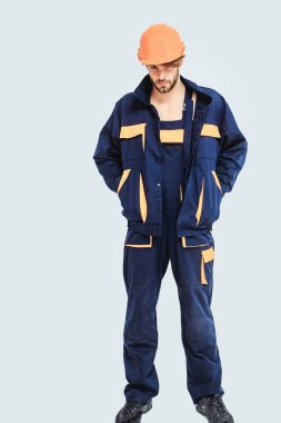 Seksi kaslı erkek yapıcı.