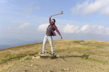 Dağda baltalı sakallı adam