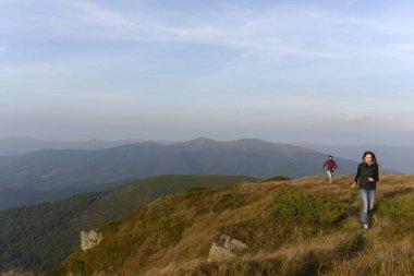 Genç çift dağda yürüyüş