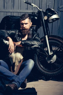 Sakallı adam hipster motorcu