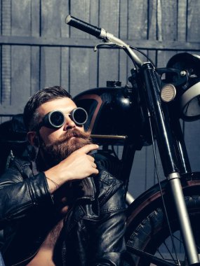 Sakallı adam hipster motorcu