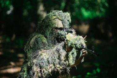 Keskin nişancı ghillie takım elbise giyiyor