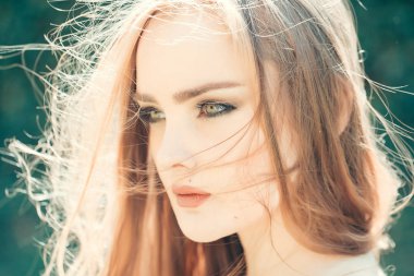 Uzun Saçlı Güzel Kız