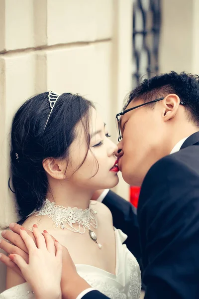 中国のかわいい若い新婚夫婦 — ストック写真