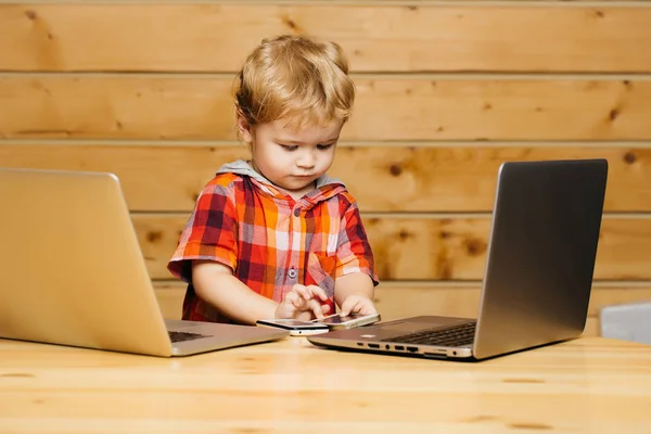 Rapaz bonito com computadores — Fotografia de Stock