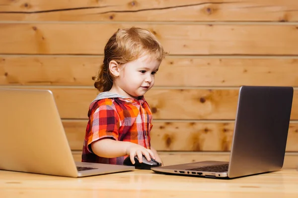 Bonito menino joga em computadores — Fotografia de Stock