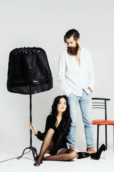 Сексуальная пара на стуле с лампой — стоковое фото