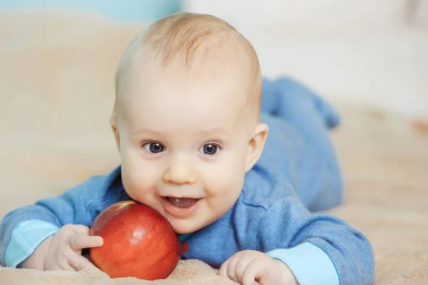Maleństwo szczęśliwy z czerwonym jabłkiem — Zdjęcie stockowe