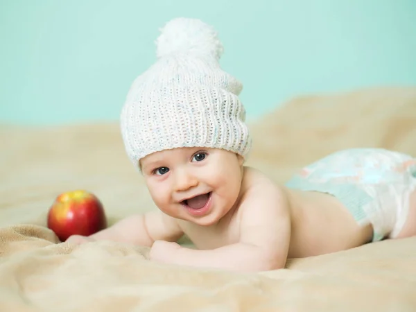 Little boy in white hat with apple — Stock Photo, Image