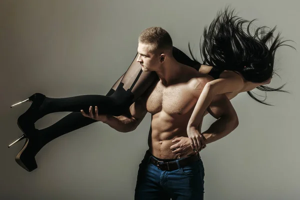 Muskularny mężczyzna i sexy dziewczyna — Zdjęcie stockowe