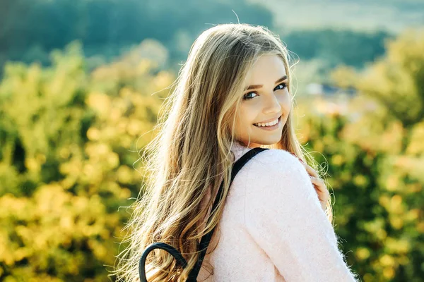 Chica bonita sonríe al aire libre —  Fotos de Stock
