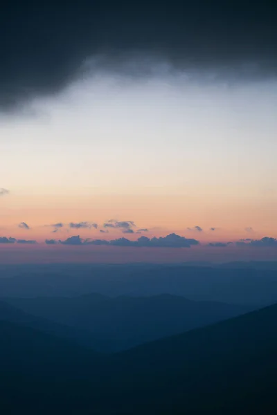 Красивые горные вершины с закатом — стоковое фото