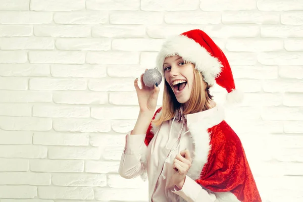 Navidad chica sonriente con decoración — Foto de Stock