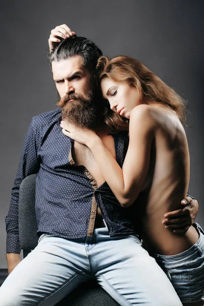 Сексуальный мужчина и женщина обнимаются — стоковое фото