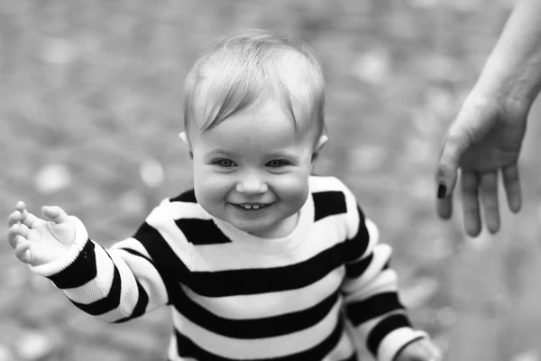 Милый мальчик улыбается на улице. — стоковое фото