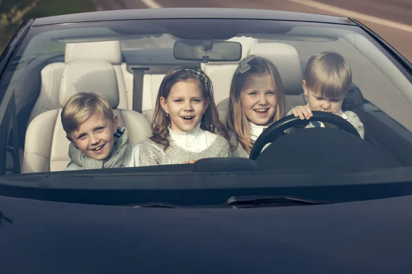 Crianças felizes amigos no carro — Fotografia de Stock